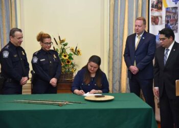 Три мечі та кам’яна сокира: США повернули викрадені в Україні історичні експонати
