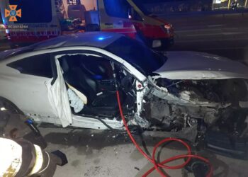 У Дніпрі з потрощеного «Infiniti» деблокували травмовану пасажирку