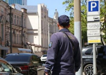 Громадські активісти через суд добилися відміни плати за паркування у Дніпрі