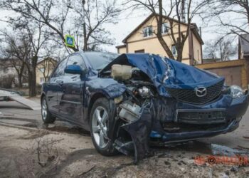 У Дніпрі на Савченка Mazda влетіла в дерево: постраждала водійка