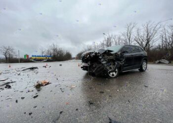 У Кривому Розі дорогу не поділили фура та джип: постраждала пасажирка позашляховика