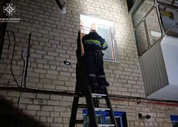 Двері заклинило: рятувальники області допомогли господині потрапити до власної кухні, де у неї готувалася їжа