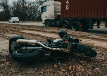 У Дніпрі мотоцикліст врізався у фуру