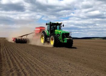 На Дніпропетровщині раніше, ніж зазвичай, готують поля до посівної