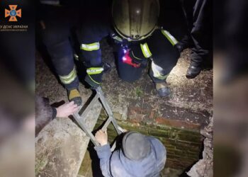 У Дніпрі визволили 52-річного чоловіка, який впав у каналізаційний колодязь
