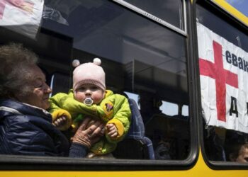 Кабмін схвалив примусову евакуацію дітей із зон активних бойових дій