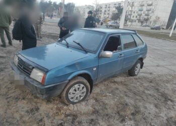 У Новомосковському районі нетверезий угонщик колесив по тротуарах і клумбах селища