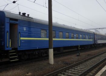 На Дніпропетровщині екстрено зупиняли потяг, аби затримати злодія, який вчинив замах на вбивство чоловіка