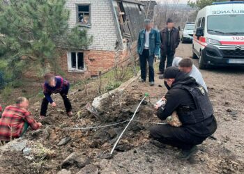 Поліція фіксує наслідки ворожого обстрілу Марганця, який забрав життя двох жінок