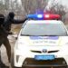 Облив подвір’я кров’ю тварин та погрожував дружині: у Дніпрі затримали озброєного неадеквата