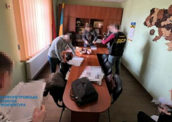 На Дніпропетровщині посадовці міськради попалися на хабарі