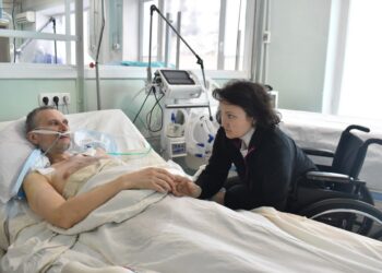 Поранена жінка витягла з-під обстрілу нареченого, якому відірвало руку: у лікарні Мечникова врятували двох закоханих