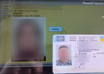 Купив у мережі: у Дніпрі патрульні виявили у чоловіка “липове” водійське