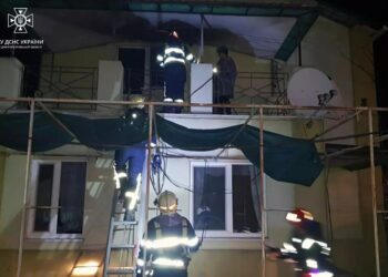 На пожежі у Павлограді врятували жінку та трьох дітей