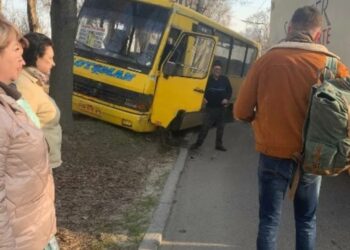У Дніпрі маршрутка в’їхала у дерево