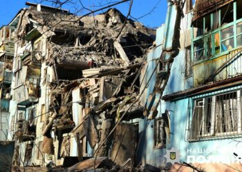 Ракетний удар по багатоповерхівці у Запоріжжі: наразі відомо про 5 загиблих і 8 постраждалих