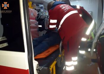 Водія вивільняли з пошкодженого салону: у Павлограді зіштовхнулися легковик та фура