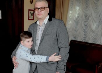 Хлопчик-переселенець, матір якого загинула через удар ворожої ракети у будинок на Перемозі, отримав квартиру