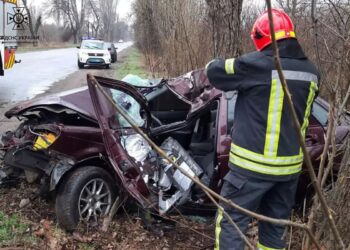 У Жовтих Водах водія діставали з понівіченої автівки
