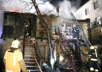 Вночі у Дніпрі горіла двоповерхівка: врятовано двох людей
