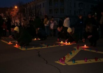 У Кривому Розі вшанували пам’ять загиблих в Маріупольському драмтеатрі 