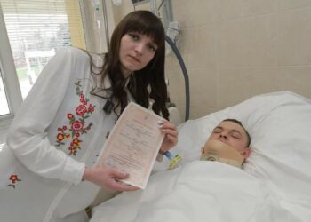 Кохання переможе: у лікарні Мечникова поранений боєць одружився зі своєю нареченою 