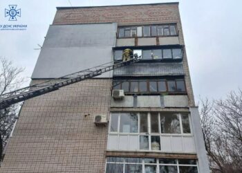 У Новомосковську рятувальники допомогли батькам потрапити до квартири, де зачинилася 2-річна дитина