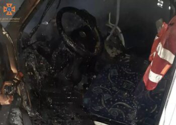 У Дніпрі вночі згорів мікроавтобус