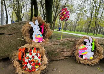 У парках Дніпра зробили святкові фотозони до Великодня
