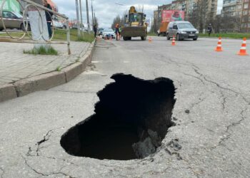 У Кривому Розі комунальники закрили “портал” посеред дороги