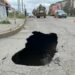 У Кривому Розі комунальники закрили “портал” посеред дороги