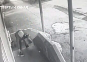 На росії пенсіонерка спробувала підпалити військкомат (ВІДЕО)