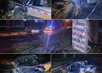 У Кривому Розі Toyota влетіла в опору мосту: постраждав водій