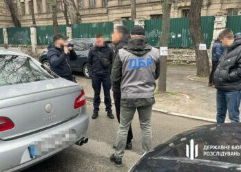 На Дніпропетровщині затримали посадовця Укртрансбезпеки, який вимагав хабарі від перевізників