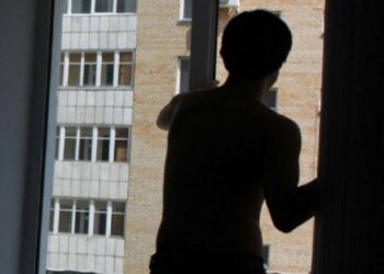 У Кривому Розі 14-річний хлопчик пирнув мати ножем і вистрибнув з 6-го поверху