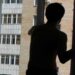 У Кривому Розі 14-річний хлопчик пирнув мати ножем і вистрибнув з 6-го поверху