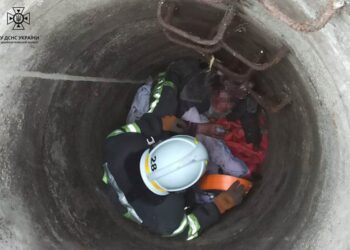 У Нікополі шість рятувальників витягали жінку з 6-метрового колодязя