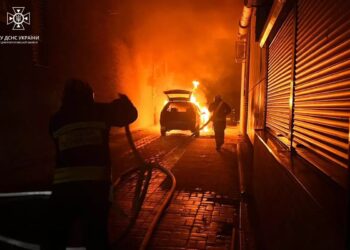 Вночі під час руху проспектом Дніпра запалала автівка