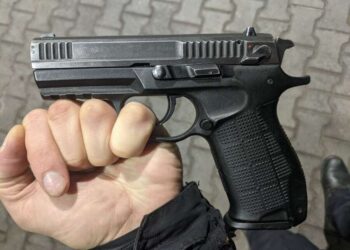 У Кам’янському районі чоловік влаштував стрілянину на заправці: є поранений