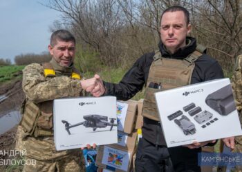Мер Кам’янського особисто передав квадрокоптери та смаколики нашим воїнам у «гарячій точці»