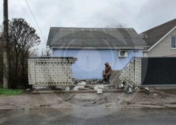 У Дніпрі автівка знесла цегляний паркан та влетіла на приватне подвір’я