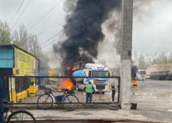У Дніпрі загорівся бензовоз біля АЗС (ФОТО.ВІДЕО)