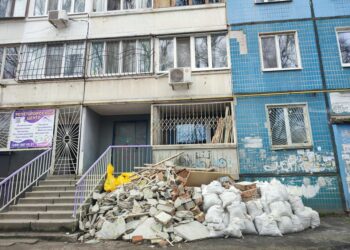 У Дніпрі оштрафували містянина, який звалив будівельне сміття під під’їздом