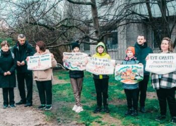 У Вербну неділю дніпряни влаштували мітинг біля храму на Перемозі, настоятель якого не бажає переходити до ПЦУ