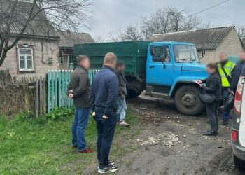 На Дніпропетровщині затримали групу “чорних” лісорубів, які намагалися “купити” начальника поліції