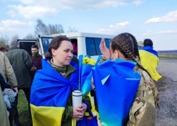 Наші вдома: у рамках обміну полоненими на батьківщину повернулися 100 захисників