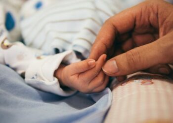Не встигли до пологового: у Кам’янському жінка народила у швидкій