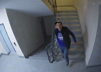 Розшукують вандала, який накоїв біди в під’їзді багатоповерхівки у Слобожанському