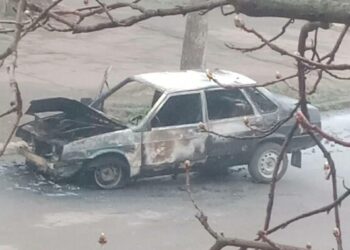 У дворі Кривого Рогу вибухнула автівка (ФОТО.ВІДЕО)