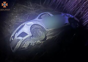 У Дніпровському районі автівка злетіла з мосту та перекинулася на бік: постраждало 4 особи